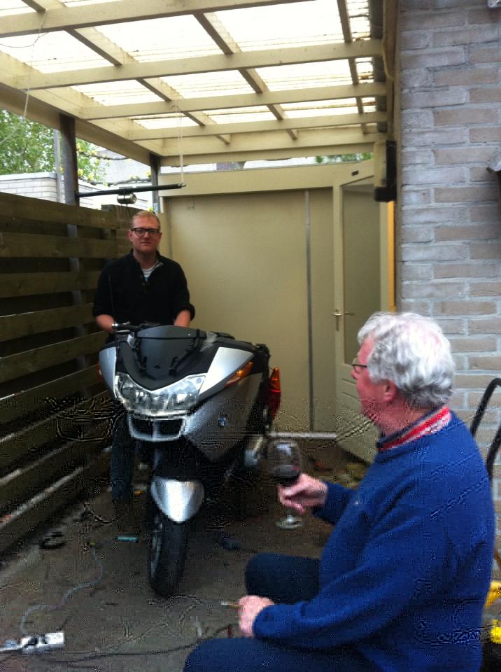 TON KIJKEN HOE IK BMW MAAK.jpg